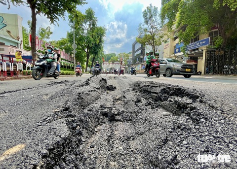 Đã khắc phục sụt lún trên đường Võ Thị Sáu ở quận 3- Ảnh 1. Mặt đường Võ Thị Sáu vừa tái lập, trải nhựa nhưng đã bị sụt lún ngày 19-5 - Ảnh: CHÂU TUẤN