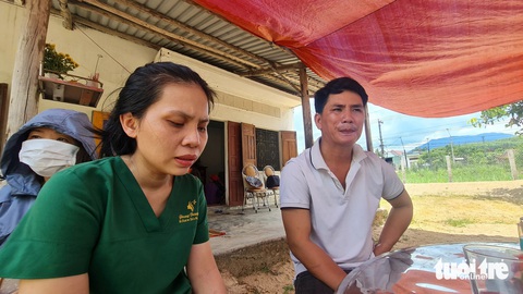 Cha và mẹ chau Võ An Nhiên vô cùng đau đớn trước cái chết đột ngột của con gái sau khi gửi cháu ở nhà giữ trẻ - Ảnh: LÂM THIÊN Cha và mẹ cháu Võ An Nhiên vô cùng đau đớn trước cái chết đột ngột của con gái - Ảnh: LÂM THIÊN