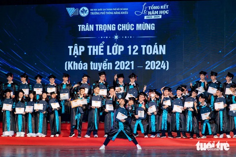 Trường phổ thông chuyên tự chủ duy nhất cả nước có 98% học sinh đạt loại giỏi- Ảnh 1. Lần đầu tiên lễ tổng kết năm nay của Trường phổ thông Năng khiếu - Đại học Quốc gia TP.HCM - có sự tham gia đông đủ của gần 1.900 học sinh - Ảnh: CÔNG TRIỆU