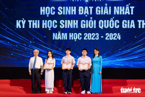 Trường phổ thông chuyên tự chủ duy nhất cả nước có 98% học sinh đạt loại giỏi- Ảnh 3. Khen thưởng 3 học sinh giải nhất kỳ thi học sinh giỏi quốc gia THPT năm nay. Trong đó bạn Nguyễn Hồng Anh, giải nhất và thủ khoa toàn quốc môn ngữ văn (thứ hai, từ trái sang) - Ảnh: CÔNG TRIỆU