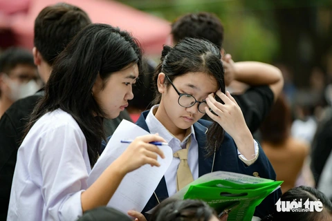 Trường đại học Luật Hà Nội công bố điểm chuẩn xét học bạ- Ảnh 1. Học sinh tham dự ngày hội tư vấn tuyển sinh - hướng nghiệp năm 2024 do báo Tuổi Trẻ phối hợp các đơn vị tổ chức - Ảnh: NAM TRẦN