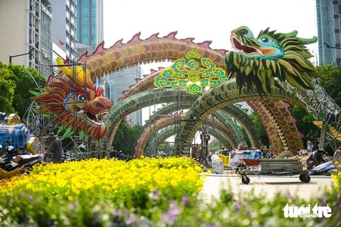 Cặp linh vật rồng biểu tượng đường hoa Nguyễn Huệ, TP.HCM bị buộc tháo dỡ khi lắp tại Đà Lạt- Ảnh 1. Linh vật rồng Lưỡng long triều liên của TP.HCM hiện đã ở Đà Lạt và bị bắt tháo dỡ - Ảnh: QUANG ĐỊNH