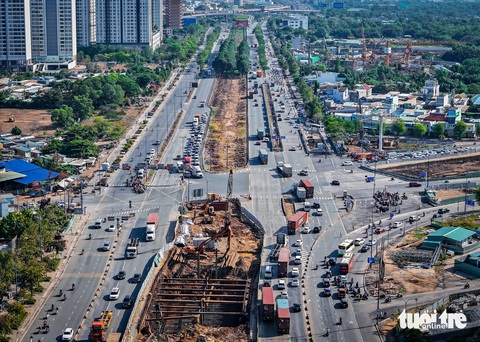 Cấp bách mở rộng, tháo 'nút cổ chai' cao tốc TP.HCM - Long Thành- Ảnh 2. Điểm đầu của đường dẫn cao tốc TP.HCM - Long Thành - Dầu Giây là nút giao An Phú. Khu vực này kết nối với nhiều đường quan trọng khác như: Mai Chí Thọ, Lương Định Của, Nguyễn Thị Định, Đồng Văn Cống - Ảnh: ĐỨC PHÚ