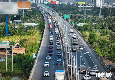 Cấp bách mở rộng, tháo 'nút cổ chai' cao tốc TP.HCM - Long Thành- Ảnh 6. Dự án đường cao tốc TP.HCM - Long Thành - Dầu Giây giai đoạn 1 khởi công ngày 3-10-2009 và hoàn thành đưa vào khai thác năm 2016 với chiều dài khoảng 55km. Theo thống kê, từ đó đến nay, lượng xe ra vào cao tốc liên tục tăng cao (trung bình 11,12%/năm) - Ảnh: CHÂU TUẤN