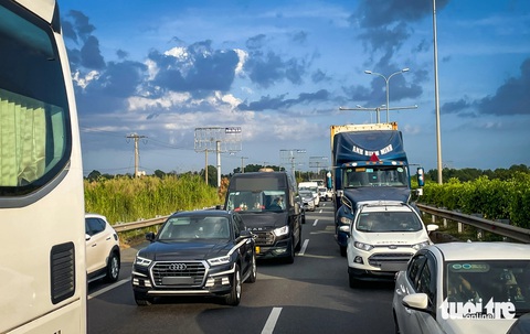 Cấp bách mở rộng, tháo 'nút cổ chai' cao tốc TP.HCM - Long Thành- Ảnh 7. Tại thông báo kết luận ở phiên họp lần thứ 11 Ban Chỉ đạo Nhà nước các công trình, dự án quan trọng quốc gia, trọng điểm ngành giao thông, Thủ tướng đã thống nhất đề xuất bổ sung dự án mở rộng cao tốc TP.HCM - Long Thành - Dầu Giây vào danh mục dự án để đẩy nhanh tiến độ triển khai - Ảnh: ĐỨC PHÚ