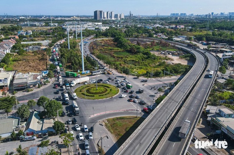 Cấp bách mở rộng, tháo 'nút cổ chai' cao tốc TP.HCM - Long Thành- Ảnh 11. Phó thủ tướng giao các cơ quan đơn vị liên quan nhanh chóng làm các nhiệm vụ được giao, trong đó sớm lựa chọn phương án đầu tư phù hợp nhất để làm các bước tiếp theo - Ảnh: ĐỨC PHÚ