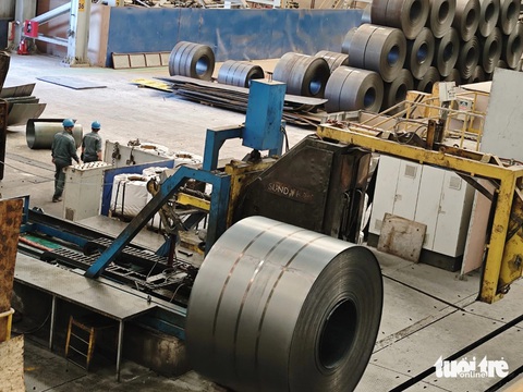 Thép Trung Quốc nhập khẩu giá mềm lại đe dọa thị trường Việt- Ảnh 1. Trong khi Việt Nam đang có những nhà máy thép hàng đầu khu vực, sản xuất thép HRC nhưng lượng hàng nhập khẩu từ Trung Quốc tiếp tục tràn sang, có dấu hiệu bán dưới giá thành sản xuất - Ảnh: CÔNG TRUNG