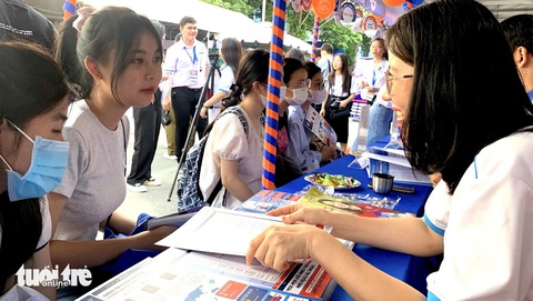 Học phí mới của các trường thành viên ĐH Quốc gia TP.HCM ra sao?- Ảnh 1. Học sinh tìm hiểu thông tin về tuyển sinh đại học và học phí của Trường đại học Kinh tế - Luật (Đại học Quốc gia TP.HCM) tại Ngày hội tư vấn tuyển sinh - hướng nghiệp 2024 - Ảnh: TRẦN HUỲNH