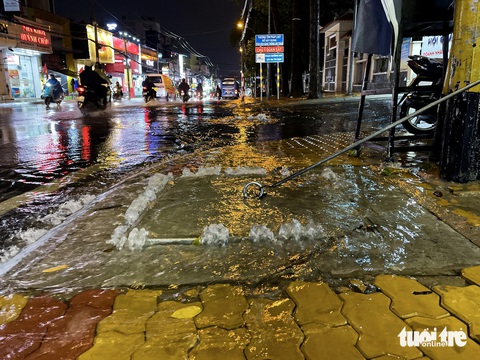 Đường lớn Phạm Văn Đồng ngập cả đoạn, hàng ngàn xe 'chết đứng'- Ảnh 9. Một số nắp cống đường Võ Văn Ngân bị bật ra khỏi miệng cống - Ảnh: CHÂU TUẤN