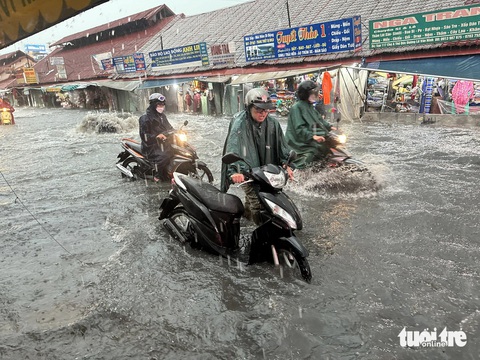 Mưa lớn ở khu chợ Thủ Đức: đường lại ngập, cống lại bung- Ảnh 4. Nhiều xe chết máy khi đi qua khu vực chợ Thủ Đức - Ảnh: NGỌC QUÝ