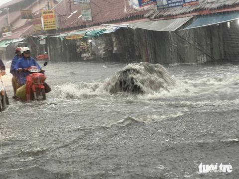 Mưa lớn ở khu chợ Thủ Đức: đường lại ngập, cống lại bung- Ảnh 5. Cống thoát nước tại khu vực chợ Thủ Đức lại bung lên, nước phun ồ ạt trong cơn mưa lớn chiều 20-5 - Ảnh: NGỌC QUÝ