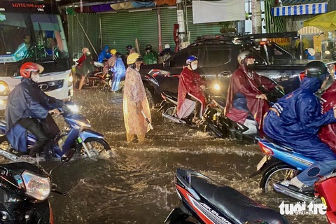 CSGT đang điều tiết để giảm kẹt xe và ngăn dòng xe máy, ô tô chạy lộn xộn - Ảnh: THU DUNG CSGT điều tiết để giảm kẹt xe và ngăn dòng xe máy, ô tô chạy lộn xộn - Ảnh: THU DUNG