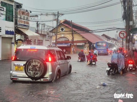 Mưa lớn ở khu chợ Thủ Đức: đường lại ngập, cống lại bung- Ảnh 8. Đường Kha Vạn Cân, TP Thủ Đức bị ngập sau mưa - Ảnh: MINH HÒA