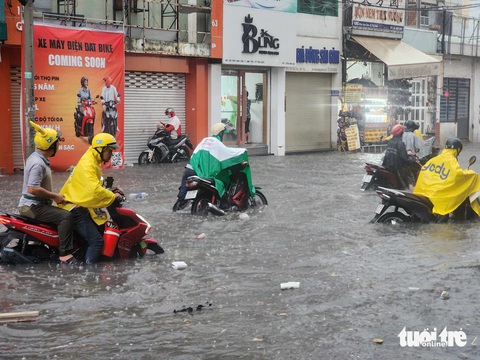 Khu vực đường Kha Vạn Cân, gần chợ Thủ Đức nước ngập sâu hơn nửa bánh xe, nhiều người phải dẫn bộ qua đoạn ngập dài khoảng 500m - Ảnh: MINH HÒA Khu vực đường Kha Vạn Cân, gần chợ Thủ Đức nước ngập sâu hơn nửa bánh xe, nhiều người phải dẫn bộ qua đoạn ngập dài khoảng 500m - Ảnh: MINH HÒA