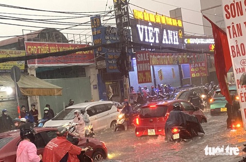 Đến 18h, giao thông khá lộn xộn trên đường Lê Văn Việt. Nhiều người không dắt bộ nổi nữa đã dắt xe vào lề chờ qua cơn mưa lớn - Ảnh: THU DUNG Đến 18h, giao thông khá lộn xộn trên đường Lê Văn Việt. Nhiều người không đi nổi nữa đã dắt xe vào lề chờ qua cơn mưa lớn - Ảnh: THU DUNG