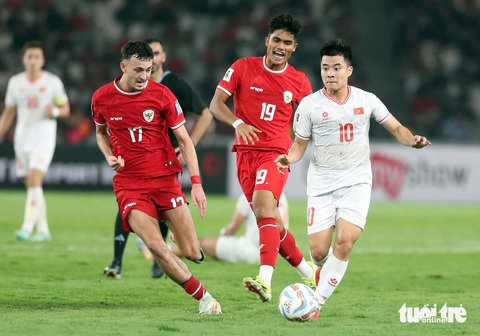 Cựu danh thủ Lê Công Vinh: Indonesia là đội bóng khó đánh bại- Ảnh 2. Đội tuyển Việt Nam (áo trắng) trong trận lượt đi thua Indonesia 0-1 ở vòng loại thứ hai World Cup 2026 - Ảnh: N.K.