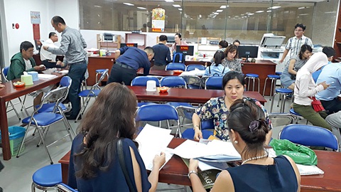 Yêu cầu bản sao có chứng thực trong 6 tháng: Đòi hỏi gây lãng phí!- Ảnh 1. Người dân công chứng tại văn phòng công chứng ở quận 5, TP.HCM - Ảnh: T.T.D.