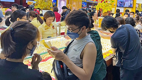 Người Việt và giấc mơ vàng - Kỳ cuối: Phập phồng theo vũ điệu của vàng- Ảnh 1. Mua bán ở một tiệm vàng khu vực chợ Bà Chiểu, TP.HCM - Ảnh: Y.TR.