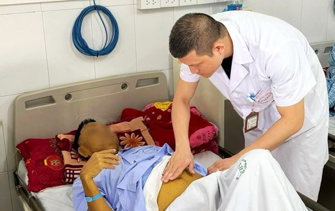 Tràn lan thuốc gọi tên Bệnh nhân ngộ độc thuốc nam không rõ nguồn gốc điều trị tại Bệnh viện Bệnh nhiệt đới trung ương - Ảnh: BVCC