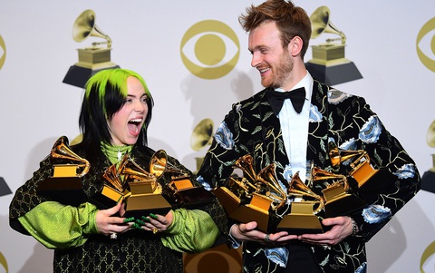 Sao Việt phấn khích khi Billie Eilish gửi lời chào Việt Nam- Ảnh 4. Billie Eilish và anh trai FINNEAS