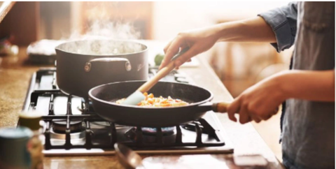 Dùng chảo chống dính có gây hại cho sức khỏe như 'tin đồn'? - Ảnh 1. Chảo chống dính cần tránh để trầy xước - Ảnh minh họa