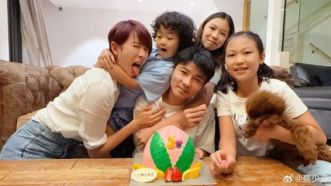 Có thể nói, cả gia đình của Nghi Tu hoàng hậu đều thưởng hưởng ghen di truyền của bố mẹ khi bé nào cũng có năng khiếu hài trong máu Có thể nói, cả gia đình của Nghi Tu hoàng hậu đều thưởng hưởng gene di truyền của bố mẹ, khi bé nào cũng có năng khiếu hài trong máu