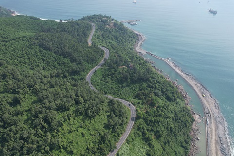 Vé máy bay tăng cao, Quảng Nam bắt tay làm du lịch đường sắt- Ảnh 3. Cung đường tuyệt đẹp hai bên đèo Hải Vân là hướng nhìn lý tưởng cho khách đi du lịch tàu lửa - Ảnh: B.D.