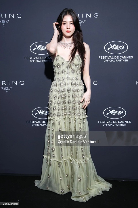 Đại chiến visual của Yonna và Han Soo Hee trên thảm đỏ Cannes- Ảnh 22. Qua ống kính