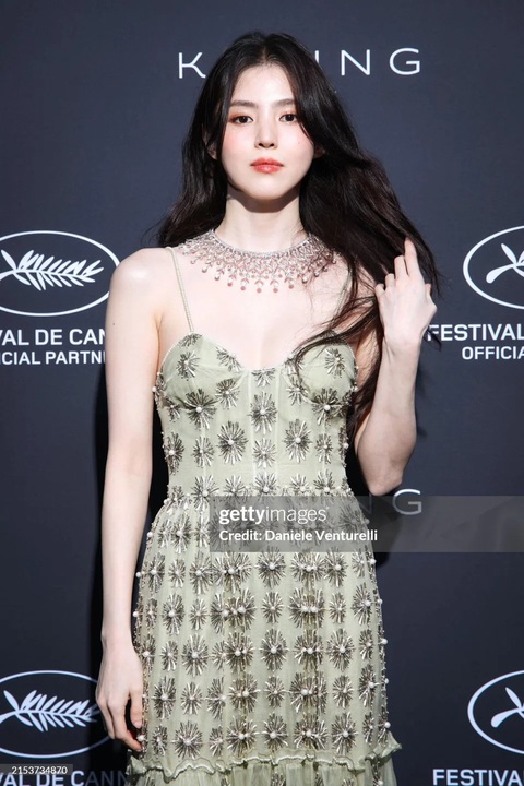 Đại chiến visual của Yonna và Han Soo Hee trên thảm đỏ Cannes- Ảnh 21. Tại Kering Women In Motion Awards sau đó, nữ diễn viên cũng gây ấn tượng với diện mạo quyến rũ, sang chảnh trong mẫu váy 2 dây đính đá của Cucculelli Shaheen kết hợp cùng trang sức của Boucheron.