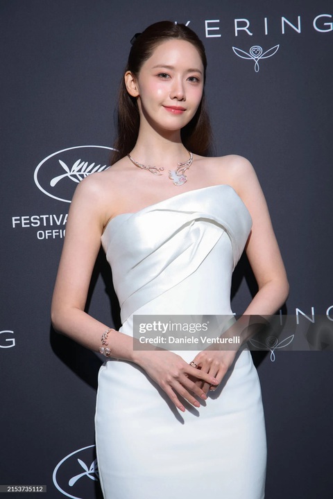 Đại chiến visual của Yonna và Han Soo Hee trên thảm đỏ Cannes- Ảnh 14. Nữ ca sĩ kiêm diễn viên chinh phục khán giả nhờ nhan sắc dịu dàng, đằm thắm. Bộ váy cũng góp phần giúp thành viên SNSD khoe trọn đường cong hoàn hảo trước ống kính