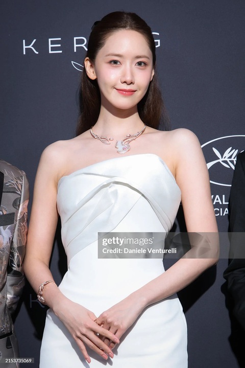 Đại chiến visual của Yonna và Han Soo Hee trên thảm đỏ Cannes- Ảnh 13. Làn da căng mướt, hoàn hảo không có điểm chê ở tuổi 34 vẫn khiến dân tình phải ngưỡng mộ