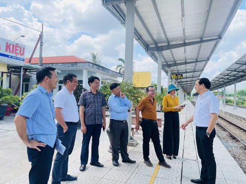 Vé máy bay tăng cao, Quảng Nam bắt tay làm du lịch đường sắt- Ảnh 2. Ngành đường sắt và ngành du lịch Quảng Nam khảo sát thực tế tại ga Trà Kiệu - Ảnh: V.B.S.