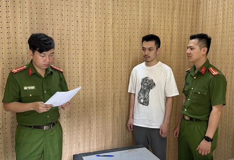 Bắt nhân viên ngân hàng chiếm đoạt gần 8 tỉ đồng của khách hàng- Ảnh 1. Công an tống đạt các quyết định khởi tố và bắt tạm giam đối với Đặng Tùng Lâm - Ảnh: CAO THIÊN