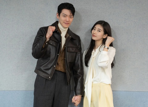 Kim Woo Bin và Suzy trong buổi đọc kịch bản phim ngày 20-5 - Ảnh: Netflix Kim Woo Bin và Suzy trong buổi đọc kịch bản phim ngày 20-5 - Ảnh: Netflix