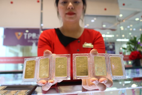 Giá vàng miếng SJC lên 91 triệu đồng/lượng- Ảnh 1. So với giá vàng thế giới quy đổi, giá vàng miếng SJC đang cao hơn 16,19 triệu đồng/lượng - Ảnh: NGỌC PHƯỢNG