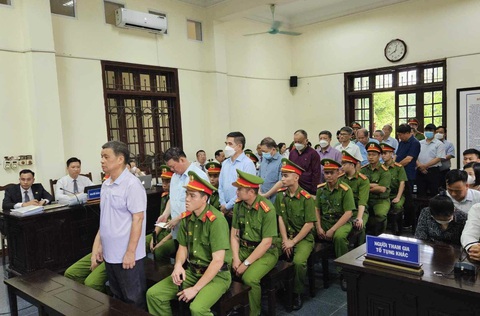 Nhận 'quà Tết' 5 tỉ, cựu bí thư Lào Cai hầu tòa- Ảnh 1. Bị cáo Nguyễn Văn Vịnh (đứng, thứ 2) và các bị cáo khác tại tòa - Ảnh: HOÀNG DŨNG