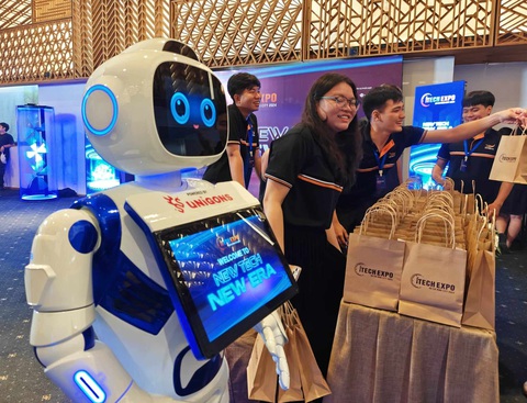 Robot đón chào khách tại buổi giới thiệu Diễn đàn Công nghệ quốc tế iTECH EXPO TP.HCM 2024 - Ảnh: ĐỨC THIỆN Robot đón chào khách tại buổi giới thiệu Diễn đàn công nghệ quốc tế iTech Expo TP.HCM 2024 - Ảnh: ĐỨC THIỆN