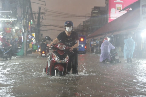 Thời tiết hôm nay 30-5: Miền Nam, miền Bắc mưa to; miền Trung nắng nóng gay gắt- Ảnh 1. Nam Bộ dự báo thời tiết mưa to đến rất to, đề phòng ngập - Ảnh: PHƯƠNG QUYÊN