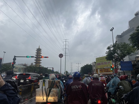 TP.HCM đang mưa dông nhiều nơi, người dân chú ý kẹt xe sáng đầu tuần- Ảnh 3. Bầu trời TP.HCM đen kịt sáng sớm - Ảnh: LÊ PHAN