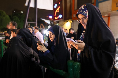 Người dân Iran kiểm tra điện thoại để cập nhật thông tin về Tổng thống Ebrahim Raisi khi mọi người tụ tập cầu nguyện tại Quảng trường Valiasr ở trung tâm Tehran, Iran vào ngày 19-5 - Ảnh: AFP Người dân Iran kiểm tra điện thoại để cập nhật thông tin về Tổng thống Ebrahim Raisi khi mọi người tụ tập cầu nguyện tại Quảng trường Valiasr ở trung tâm Tehran, Iran vào ngày 19-5 - Ảnh: AFP
