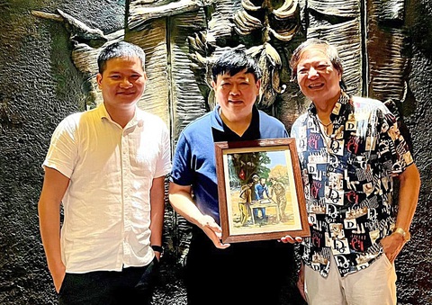 Nước non vạn dặm: Bộ tiểu thuyết 'ôm trọn' cuộc đời Bác Hồ- Ảnh 2. Ông Nguyễn Thế Kỷ (giữa) và cha con họa sĩ Nguyễn Quốc Thắng, Nguyễn Duy Quang - người vẽ các minh họa và thiết kế mỹ thuật cho bộ tiểu thuyết Nước non vạn dặm