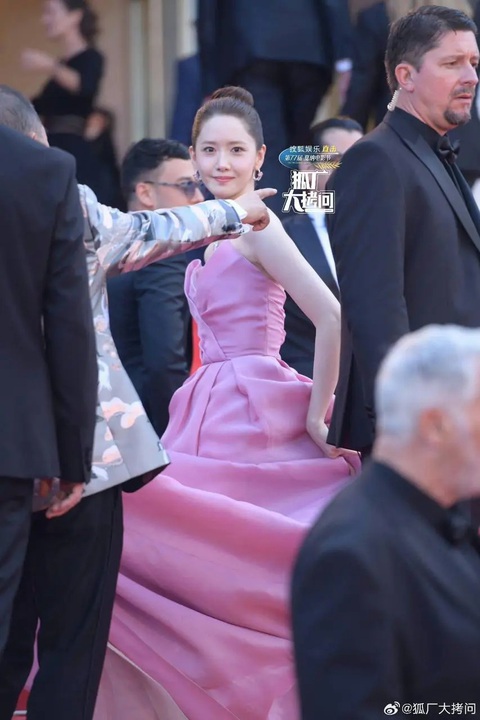 Đại chiến visual của Yonna và Han Soo Hee trên thảm đỏ Cannes- Ảnh 5. Dù trong những bức ảnh chưa qua chỉnh sửa, nhan sắc cực phẩm của Yoona vẫn đủ sức chinh phục mọi người.