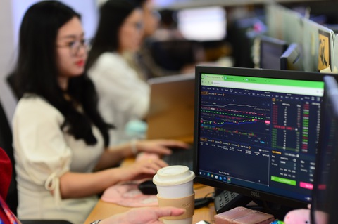 Chứng khoán tuần mới: VN-Index hướng tới 1.300, lưu ý gì cổ phiếu 'trà đá' trỗi dậy?- Ảnh 1. Thị trường chứng khoán được dự báo tiếp tục xu hướng tăng điểm - Ảnh: QUANG ĐỊNH