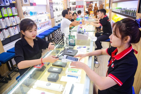 Người tiêu dùng mua sắm và chọn hình thức thanh toán không tiền mặt ngày càng phổ biến - Ảnh: QUANG ĐỊNH Người tiêu dùng mua sắm và chọn hình thức thanh toán không tiền mặt ngày càng phổ biến - Ảnh: QUANG ĐỊNH