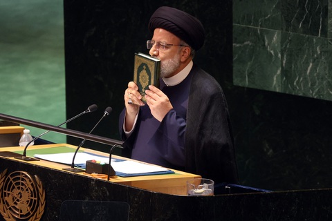 Tổng thống Iran Ebrahim Raisi hôn lên kinh Qur’an - văn bản quan trọng và thiêng liêng với người Hồi giáo - khi ông phát biểu tại Đại hội đồng Liên Hiệp Quốc ở Mỹ vào tháng 9-2023 - Ảnh: AFP Tổng thống Iran Ebrahim Raisi hôn lên kinh Qur’an - văn bản quan trọng và thiêng liêng với người Hồi giáo - khi ông phát biểu tại Đại hội đồng Liên Hiệp Quốc ở Mỹ vào tháng 9-2023 - Ảnh: AFP