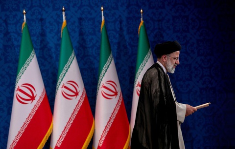 Tổng thống Iran Ebrahim Raisi: Một cái tên nhiều xúc cảm- Ảnh 1. Ông Raisi rời khỏi một cuộc họp báo tháng 6-2021 sau khi đắc cử tổng thống Iran - Ảnh: GETTY