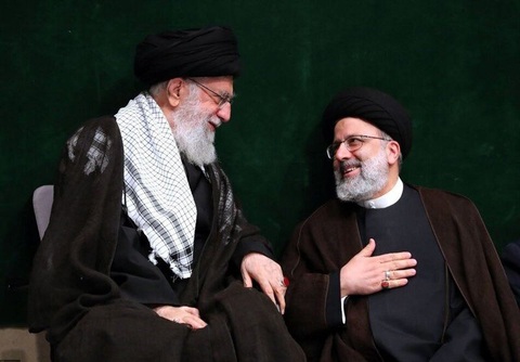 Lãnh đạo tối cao Iran Ali Khamenei (trái) nói chuyện với Tổng thống Raisi vào tháng 2-2023 - Ảnh: ISNA Lãnh đạo tối cao Iran Ali Khamenei (trái) nói chuyện với Tổng thống Raisi vào tháng 2-2023 - Ảnh: ISNA