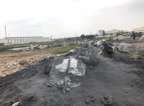 Vợ giám đốc bị bắt vì liên quan vụ đổ trộm chất thải- Ảnh 1. Hiện trường vụ đổ trộm hơn 200 tấn chất thải - Ảnh: Công an Hưng Yên