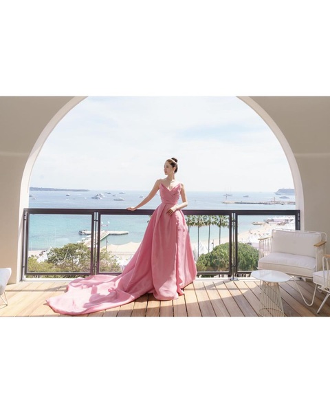Đại chiến visual của Yonna và Han Soo Hee trên thảm đỏ Cannes- Ảnh 9. Đại chiến visual của Yonna và Han Soo Hee trên thảm đỏ Cannes- Ảnh 9.