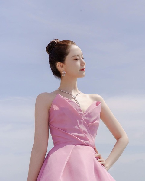 Đại chiến visual của Yonna và Han Soo Hee trên thảm đỏ Cannes- Ảnh 6. Tuy nhiên chiếc váy của Yoona lại gây nên nhiều ý kiến trái chiều trên mạng xã hội